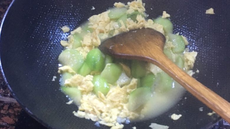 丝瓜炒蛋,闷好以后加调味料，就可以起锅了