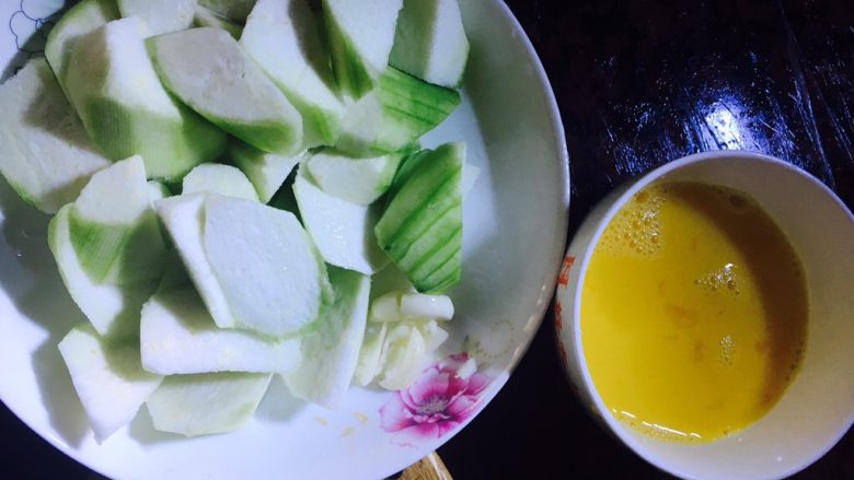 丝瓜炒蛋,<a style='color:red;display:inline-block;' href='/shicai/ 57'>丝瓜</a>滚刀切块，<a style='color:red;display:inline-block;' href='/shicai/ 9'>鸡蛋</a>打散