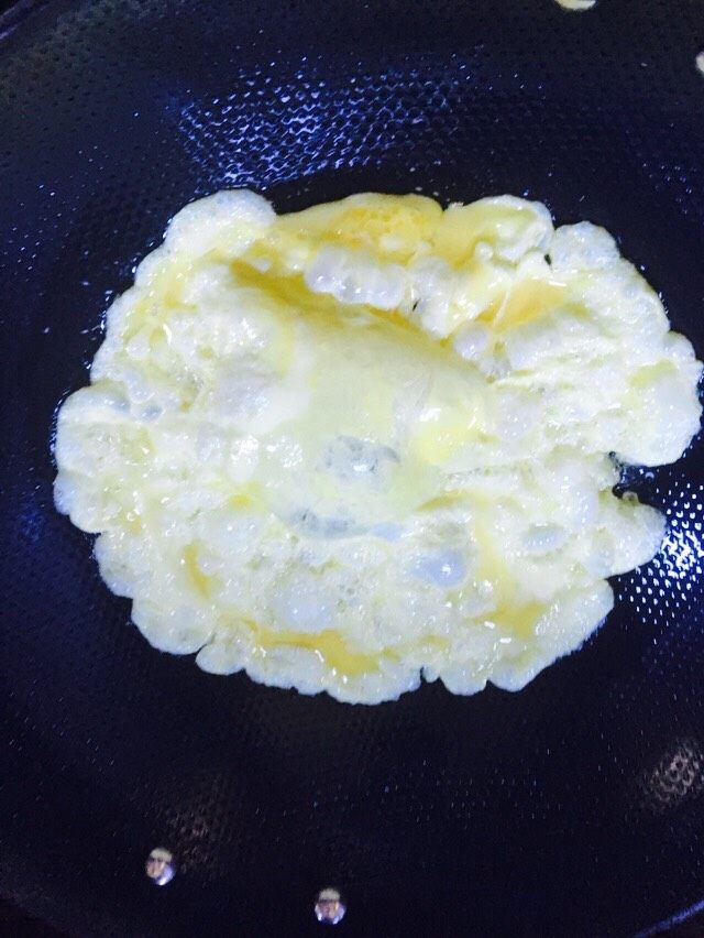 丝瓜炒蛋,热锅热油煎鸡蛋，