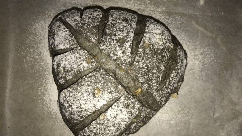 黑芝麻核桃软欧(免揉),盖保鲜膜发酵至一倍大
打开保鲜膜晾皮十分钟,用刀片割出自己喜欢的花纹,入预热好200度烤箱,中下层15分钟