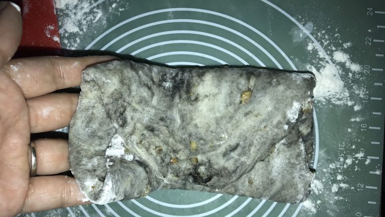 黑芝麻核桃软欧(免揉),上下折叠,再左右折叠