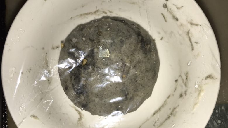 黑芝麻核桃软欧(免揉),再次整成圆形盖保鲜膜发酵至1倍大。重复3-5步骤2-3次
