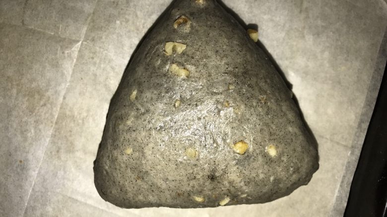 黑芝麻核桃软欧(免揉),取出面团排气,整成自己喜欢的形状,最后封口捏紧朝下