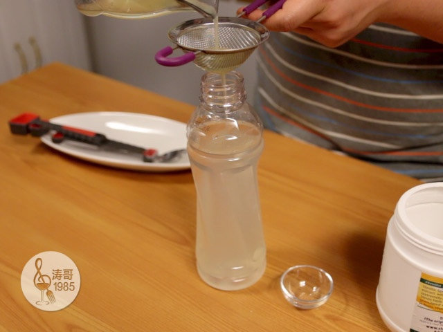 自制运动饮料,非常适合健身或运动减肥的你,然后再把青柠汁过滤进去