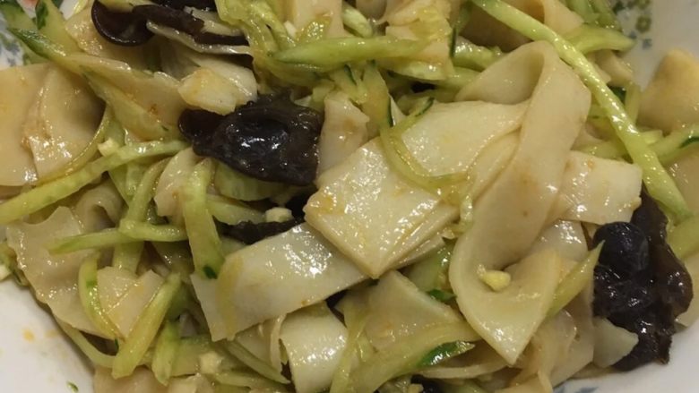 简易版-不用水洗凉皮,放入想吃的菜,什么黄瓜、绿豆芽,木耳等等。喜欢吃辣的在放点辣椒油。大概能做14张左右。