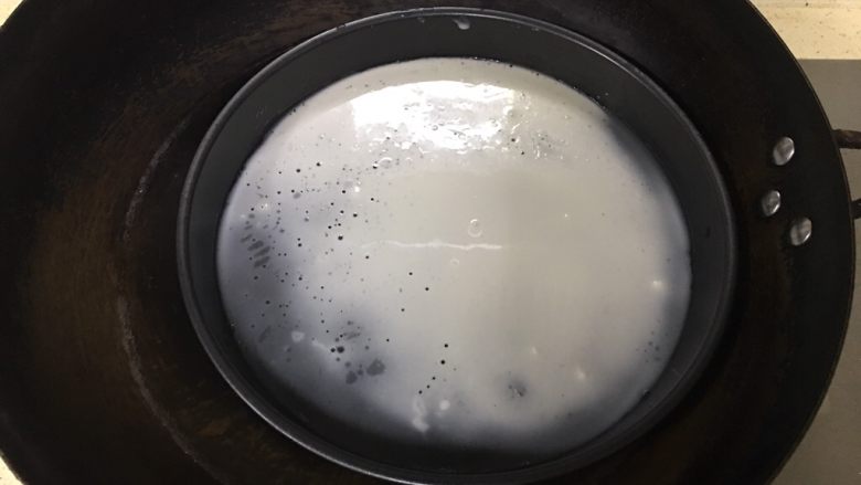 简易版-不用水洗凉皮,大锅烧开水 ,将烤盘放入开水上面,中大火三分钟左右。