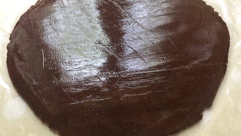 扭一扭,舔一舔,再泡一泡,擀好后放入冰箱冷冻15分钟,直至面片变硬