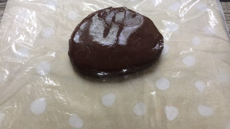 扭一扭,舔一舔,再泡一泡,揉好的面团盖上保鲜膜,擀成厚度约四毫米左右的片,建议在硅胶垫上铺上油纸进行擀制