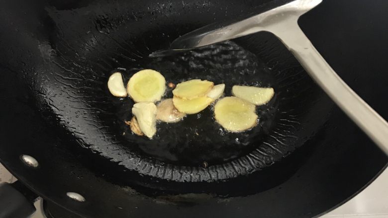 番茄猪肝汤,锅里倒油,加入生姜,大蒜,炒香