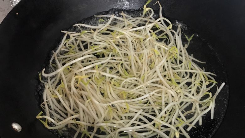 凉拌豆芽黄瓜丝,倒入豆芽焯水，豆芽软后捞出来冲凉水，淋干备用