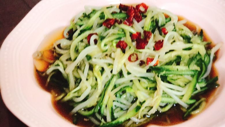凉拌豆芽黄瓜丝,最后锅里烧点油，炸辣椒，淋在拌好的菜上，就完成啦