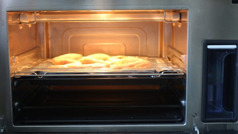 嫩烤鸡翅,蒸汽烤箱提前预热，调到高温蒸汽烘烤功能，200度10分钟，然后再把鸡翅放入蒸汽烤箱的中层烤200度25分钟，