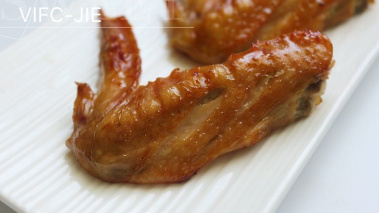 嫩烤鸡翅, 出炉后，拿出来就可以立即享用了，因为是用蒸汽烘烤，所以里面的肉烘烤得很嫩，不会很干