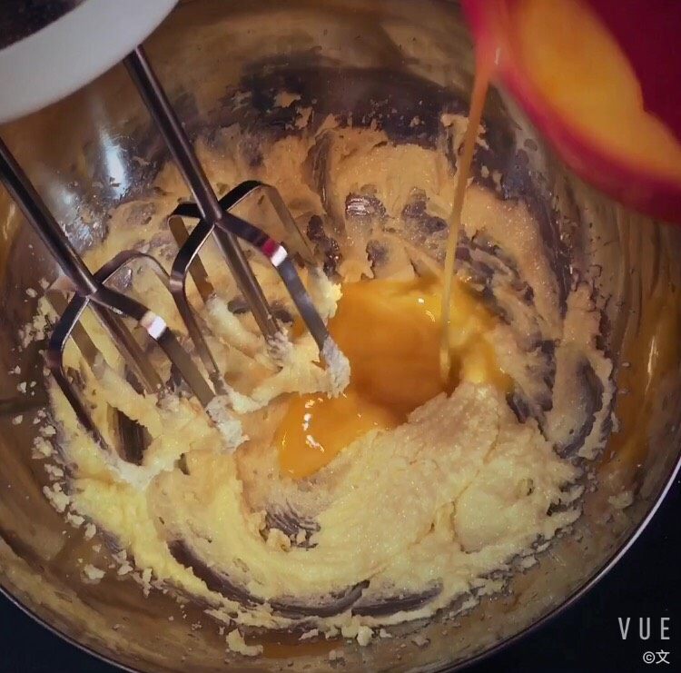 黄金椰子球【零失败酥脆改良版】,分三次加入蛋液,并打发至蛋液全部融入黄油中;