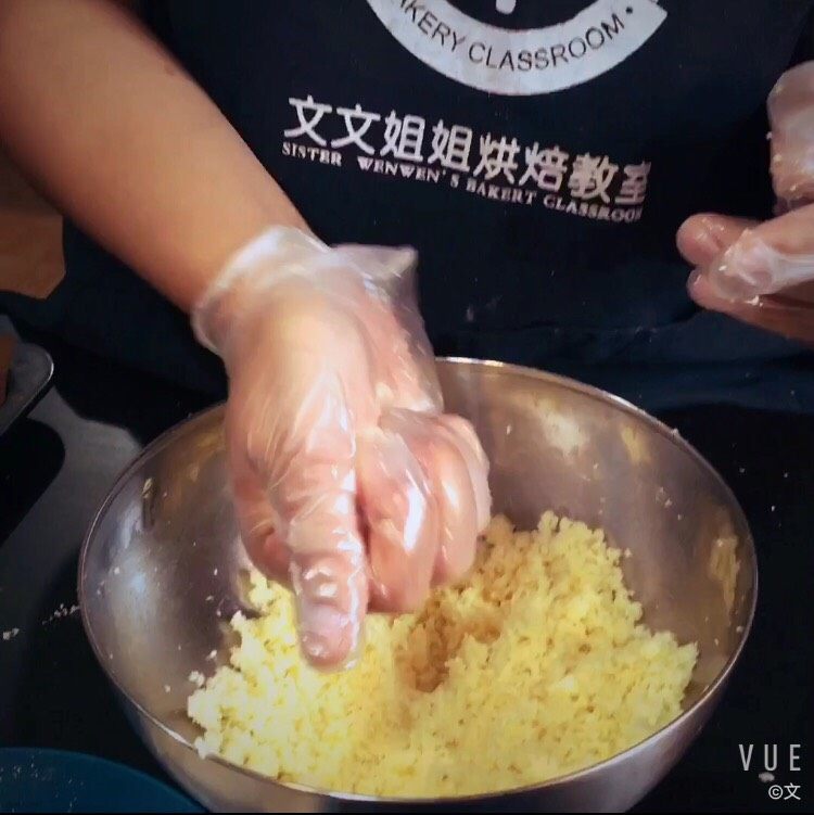 黄金椰子球【零失败酥脆改良版】,取大概10g左右的面,用手攥紧实;