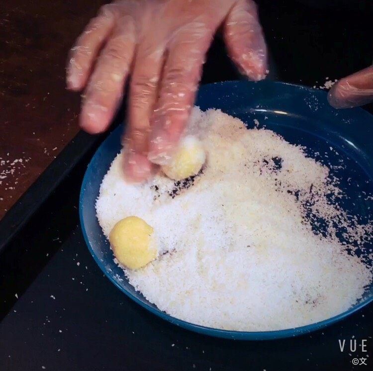 黄金椰子球【零失败酥脆改良版】,将揉好的椰子球放入剩余椰蓉中,然后滚满椰蓉;(此刻可以预热烤箱,175度上下火)