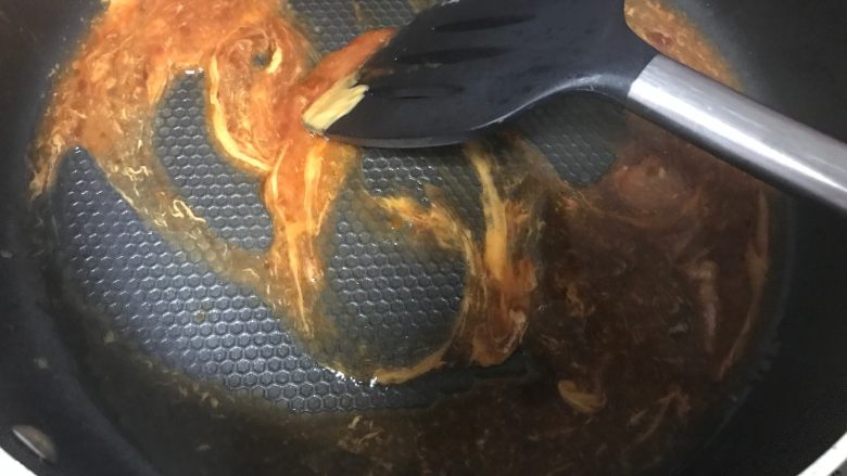 秘制芝心卷边披萨,烘烤醒发饼皮期间可以制作酱料:锅内倒入适量的油,烧热后加入洋葱碎和西红柿碎(我家宝贝不喜欢这两种材料所以我这次省略了,以前放过,口感特别好所