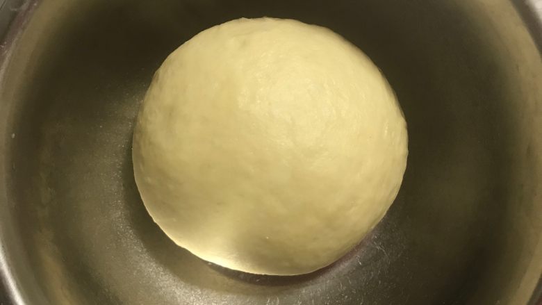 秘制芝心卷边披萨,饼皮所有材料按照糖盐牛奶鸡蛋油面粉酵母的顺序投入面包机里,和面30-40分钟,没有面包机的同学们也可以手揉。