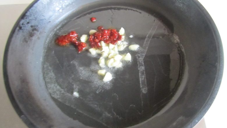 毛豆米双色豆腐,热锅凉油, 放入<a style='color:red;display:inline-block;' href='/shicai/ 705'>豆瓣酱</a>和蒜末进去煸炒;