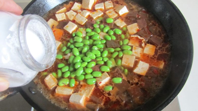 毛豆米双色豆腐,再加入适量的盐调味;