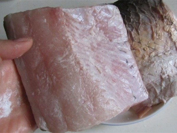 侉炖鱼,用干淀粉排在鱼排上(很多人在这里挂上鸡蛋糊);