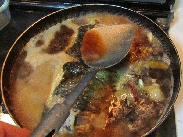 侉炖鱼,一直维持中大火, 不停的将汤汁浇在鱼的表面,.煮上十分钟后, 大火再收点汁;