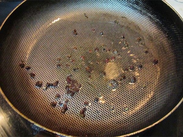 侉炖鱼,在锅中凉油烧些花椒,直到油热冒出微微轻烟,关火;