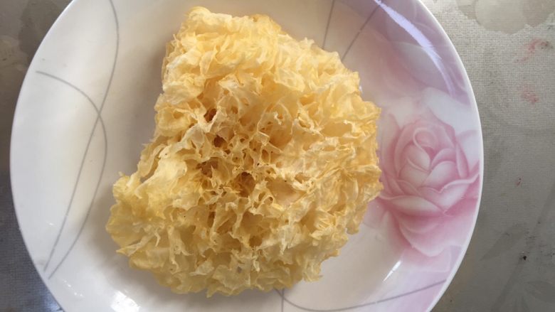 拌银耳,用凉水泡开，撕成小块洗净