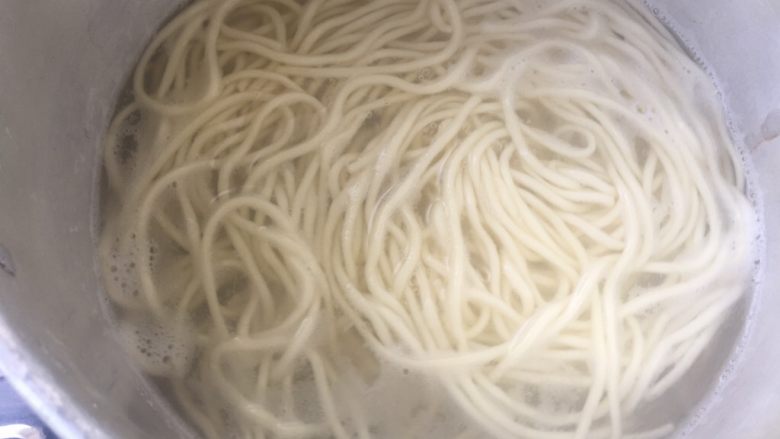 麻将肥牛面
,煮面,加入少许盐