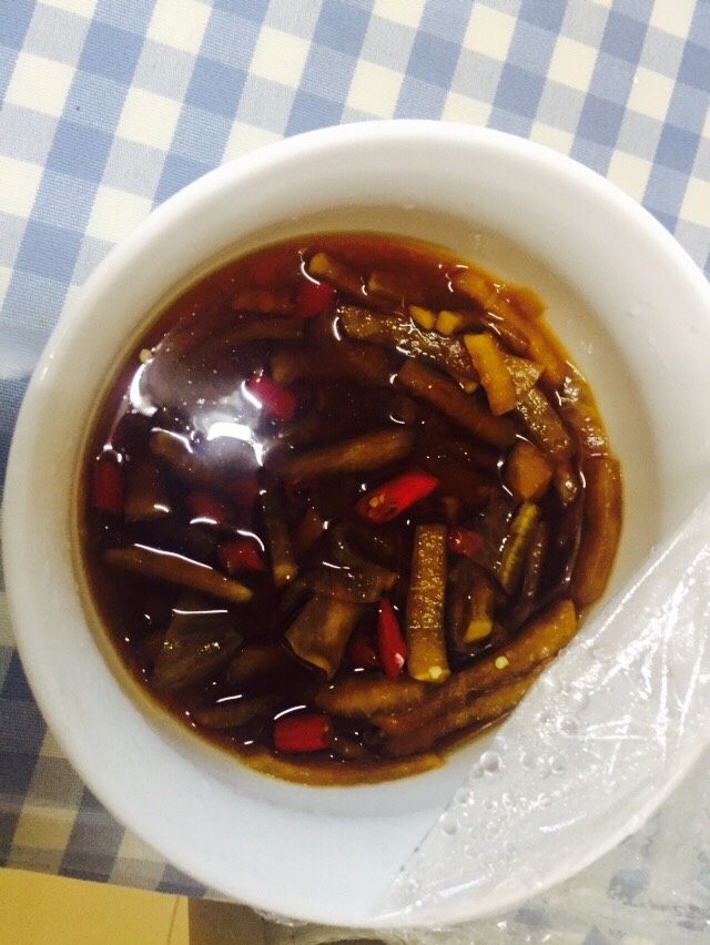 麻将肥牛面
,配上之前自己腌制的萝卜。