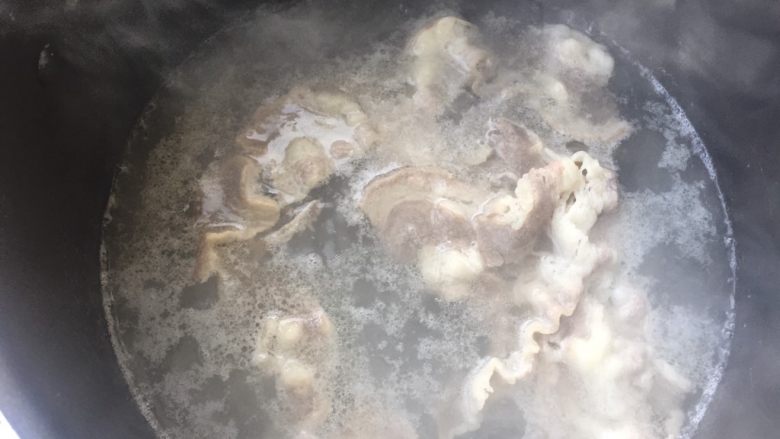 麻将肥牛面
,另起一个锅,煮肥牛