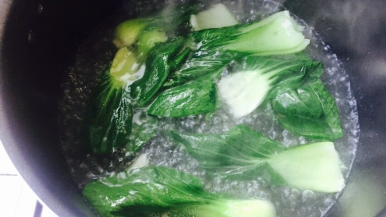 麻将肥牛面
,肥牛捞出,用肥牛的水再煮油菜,3分钟左右,捞出过一次水,这样油菜颜色比较翠绿,味道也好一些。
