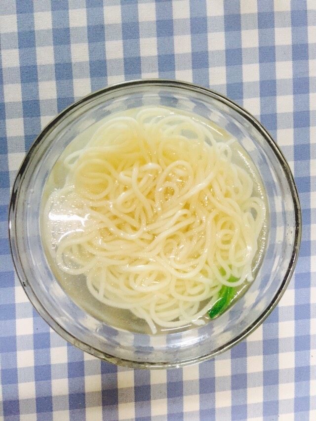 麻将肥牛面
,面煮好,捞出过水。