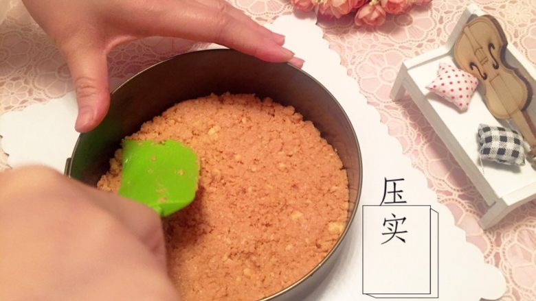 #寻找网厨代言人#小6寸酸奶奥利奥慕斯,压实,冷藏。