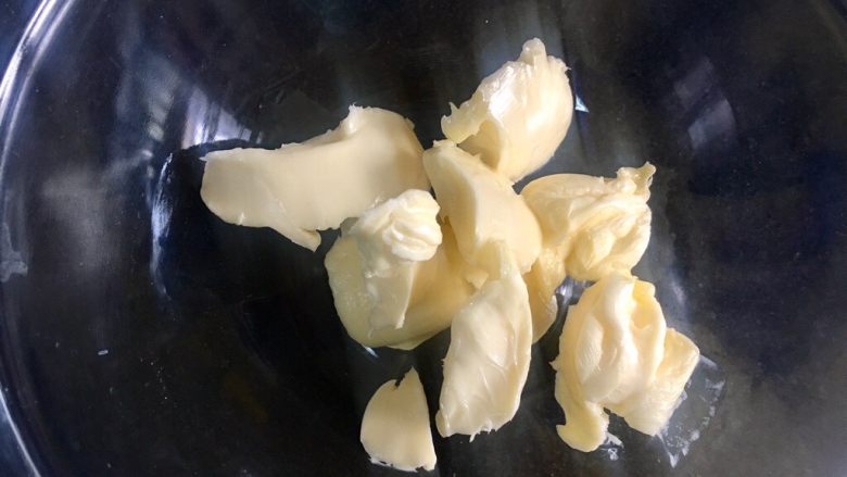 蓝莓杯子马芬蛋糕,先做酥皮材料,黄油软化,我的是发酵黄油,没有可以用普通的无盐黄油。