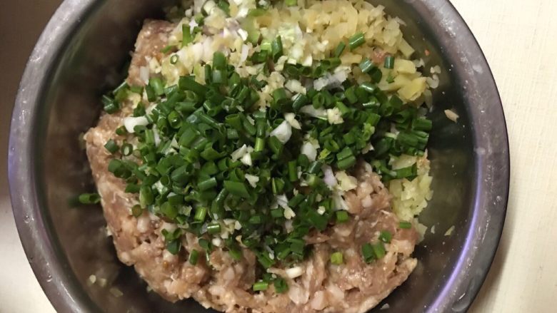 榨菜肉包,将生姜等香料全部倒进猪肉里,准备调味,加入盐,鸡精,酱油,蚝油,在加入水,加水是因为让猪肉上劲,这样包好的包子,里面的肉肉没有那么干,吃的时候会有油,很好吃。
