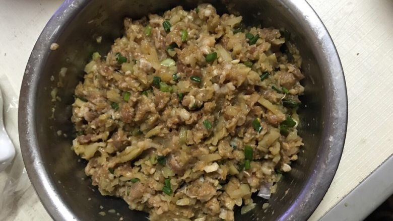 榨菜肉包,猪肉馅料调好以后,就将榨菜倒入猪肉里面混合,放一点食用油调拌均匀即可,然后就可以开始包,包子了。