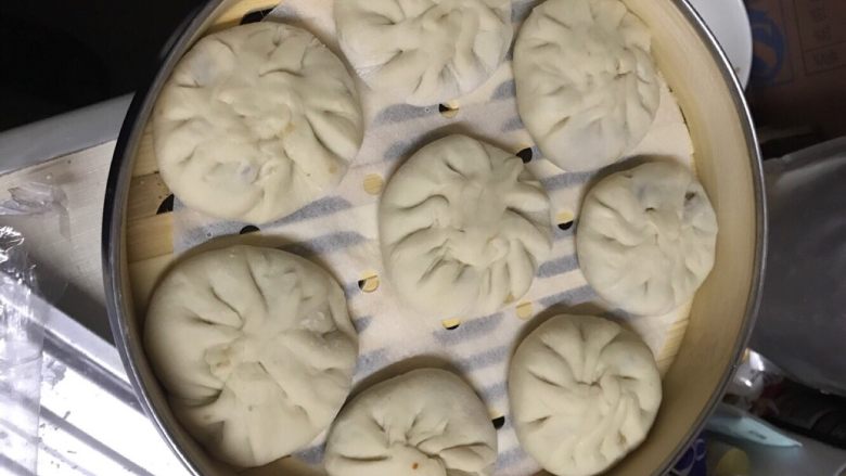 榨菜肉包,在用擀面杖擀包子皮的过程中,一定要放一点干面粉,以防止它粘起来,包好以后放上蒸笼阁上面。就可以啦!因为自己要擀皮,还要包,所以速度一定要快,将包好的包子放在蒸笼阁上面时间太久,也会粘起来,动作一定要迅速一点,因为我的蒸笼是三成的,包好放满后,就可以上蒸锅蒸了,放的时候,要隔些距离,以防蒸熟的过程中发大后粘在一起。