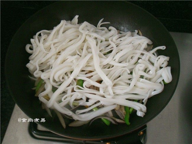 蛋皮蔬菜炒河粉,黏在一起的<a style='color:red;display:inline-block;' href='/shicai/ 532'>河粉</a>撕开,倒入锅中