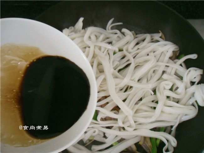 蛋皮蔬菜炒河粉,倒入调好的酱汁,端起平底锅快速拋炒均匀食材