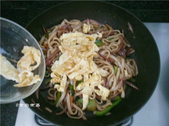 蛋皮蔬菜炒河粉,河粉炒至入味上色,倒入蛋丝