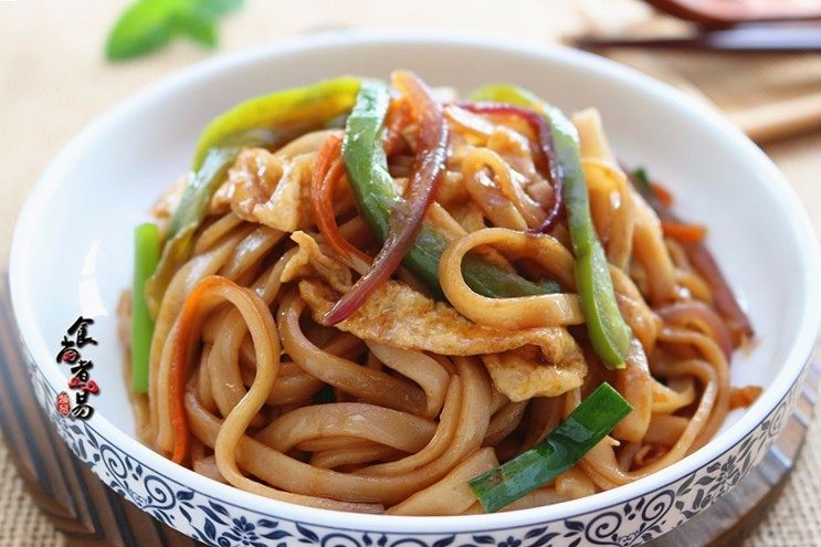 蛋皮蔬菜炒河粉,不要用锅铲翻炒河粉,会断、易碎