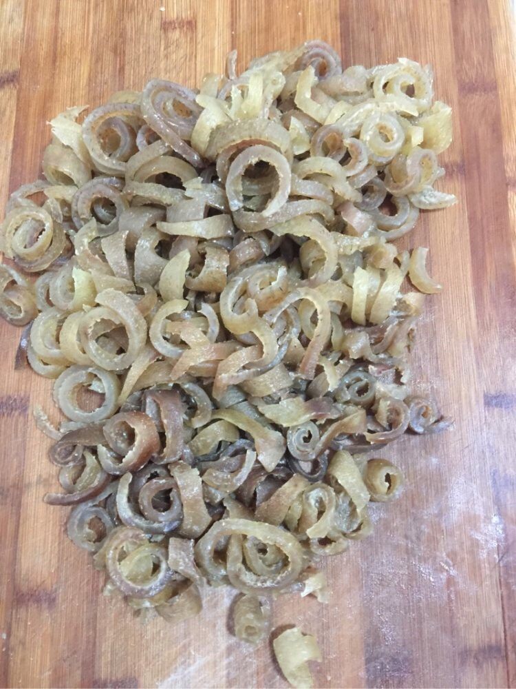 豆浆机版Q弹猪皮冻,肉皮稍微凉一下,不烫了,切成丝备用!