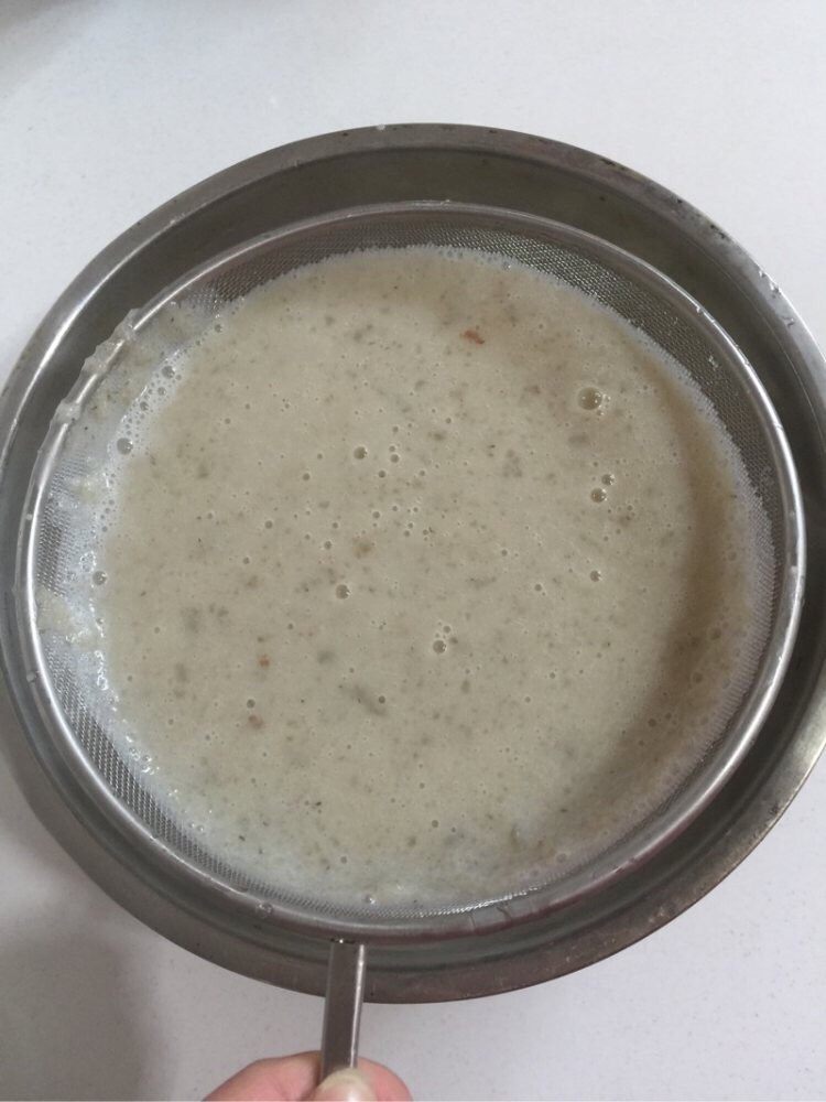 豆浆机版Q弹猪皮冻,打好的肉皮糊用过滤网过滤一下,这样肉皮里面拔不出来的的猪毛就会过滤下来了,也使肉皮冻更加细腻!