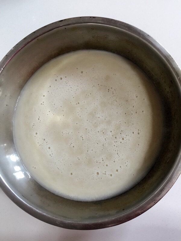豆浆机版Q弹猪皮冻,过滤好的肉皮糊加少许盐搅拌均匀调味,晾凉后放入冰箱冷藏!