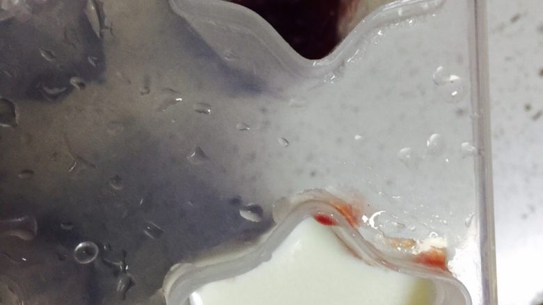 樱桃牛奶冰棒,加奶，盖上，冰个2小时就OK了。