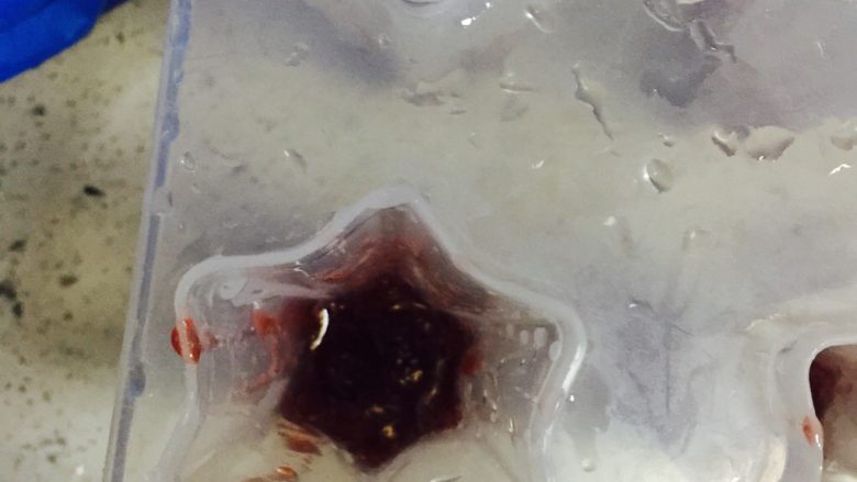 樱桃牛奶冰棒,模子里加酱，不要多，一小小勺