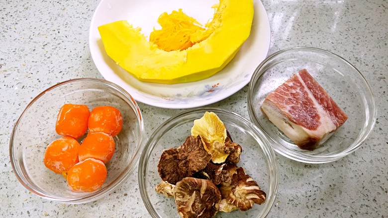 蟹黄豆腐南瓜羹,准备好材料(还有豆腐没入镜)。