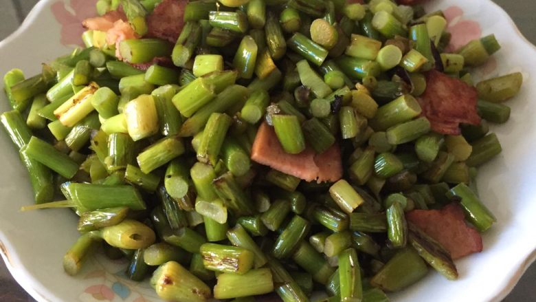 培根炒蒜苔,蒜苔软烂即可啦，因为培根比较咸，无需再加盐调味了