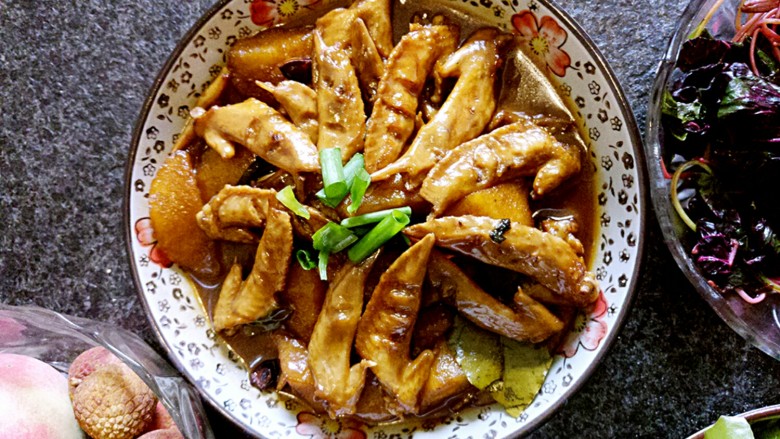 苹果鸡翅
,把鸡翅称出来摆盘即可。可以放上葱花点缀一下,真的很好吃。今天第一次做挺成功的,我会再接再厉。到时候变花样做着吃
加油😍😍😍😍